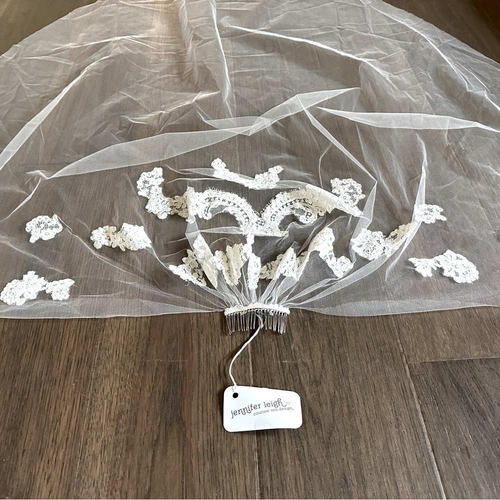 Jennifer Leigh L’Oréal Ivory 50” French Alencon Lace Veil